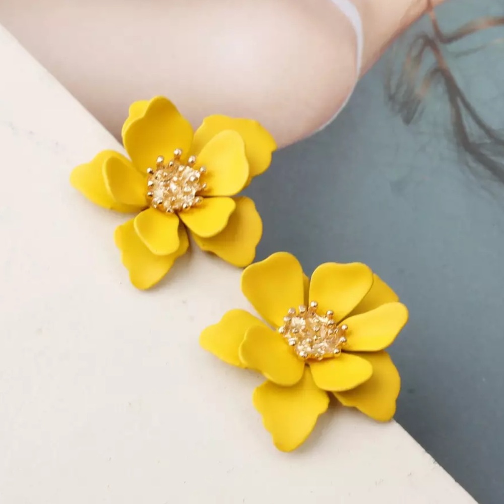SWEET Retro Spring Yellow Flower Earrings w/ Gold Stamens